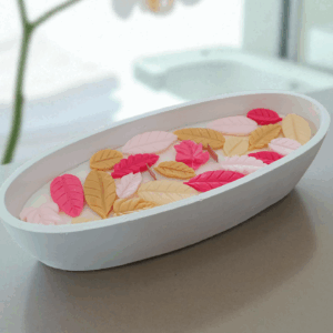 Őszi levelekkel díszített szójaviasz gyertya ovális kerámia tálban